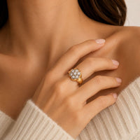 Vintage Daisy Zirconia Gold Ring